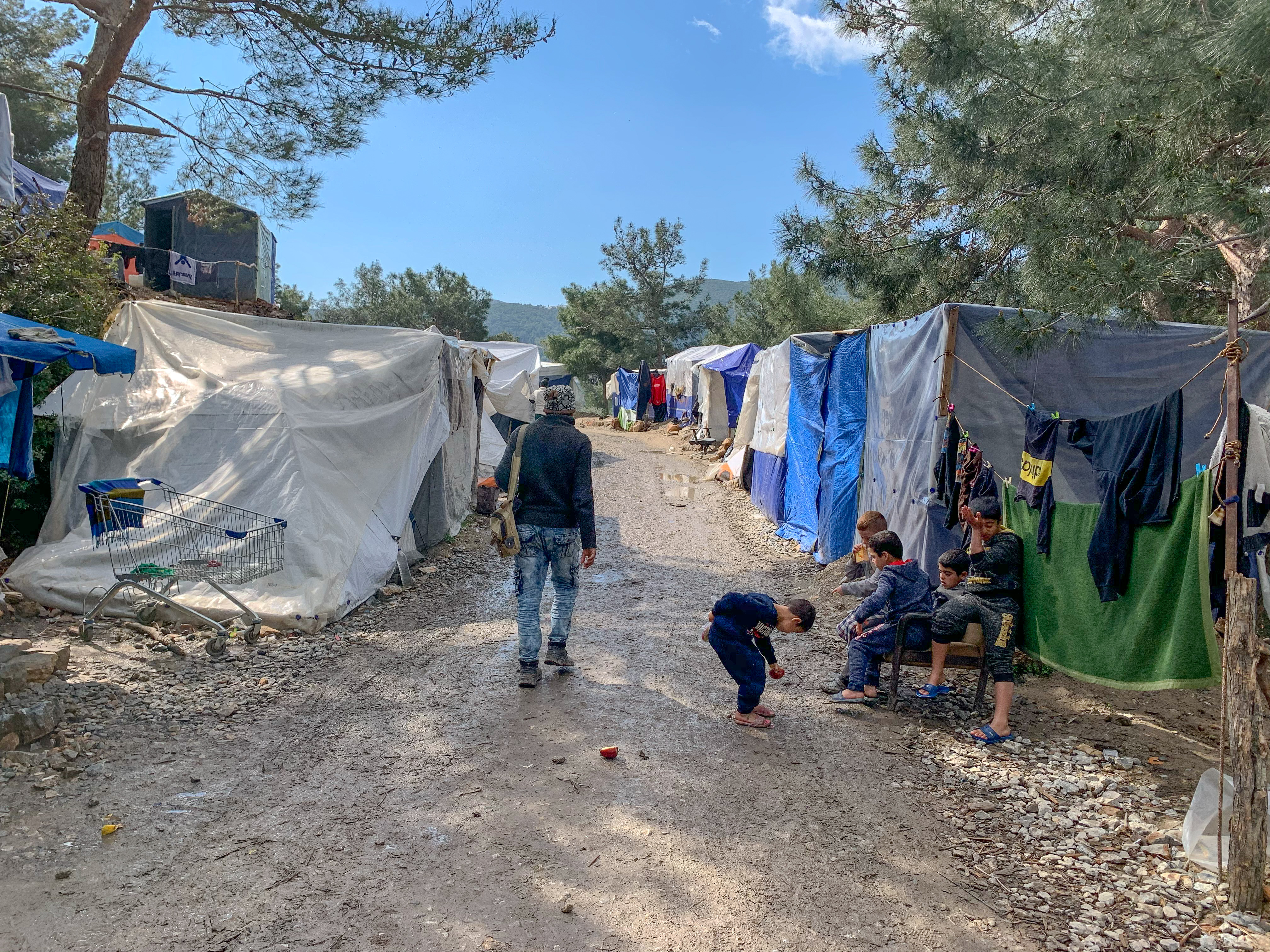 Trudna sytuacja uchodźców w obozach na greckich wyspach - Caritas Polska