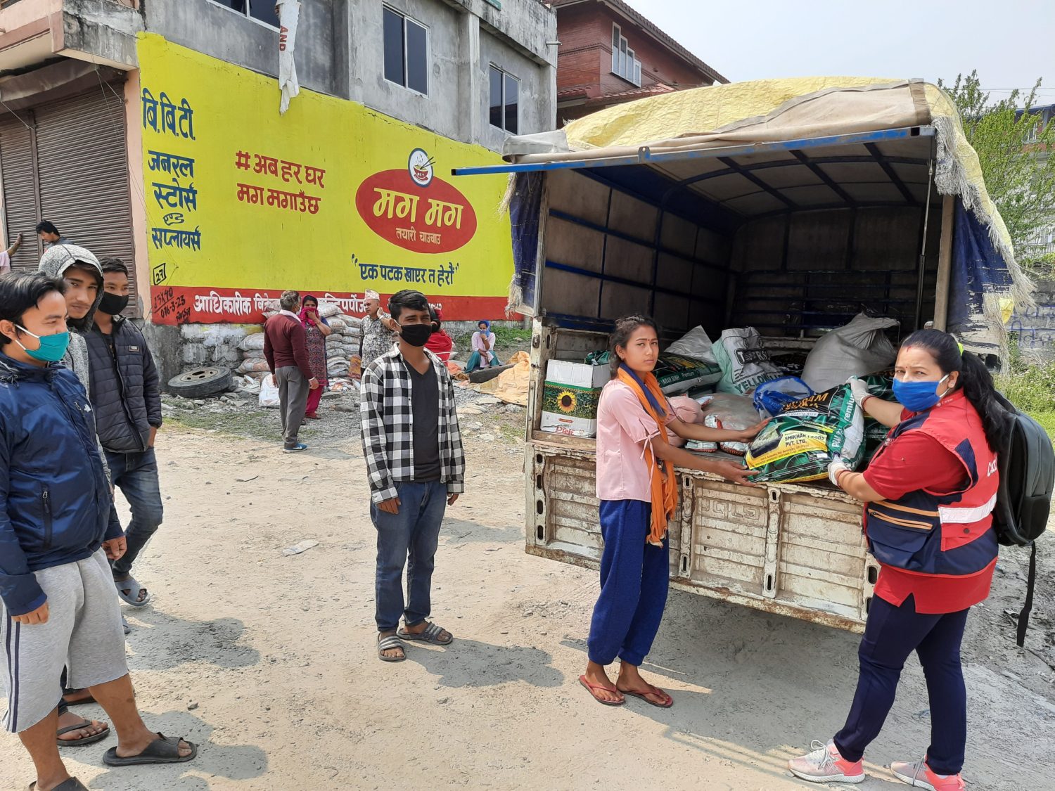 Nepalscy rolnicy otrzymują nasiona do zasiewu