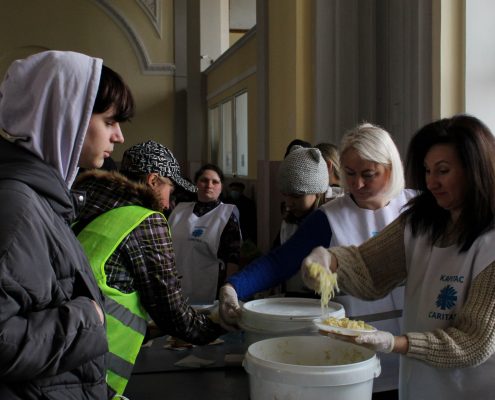 Caritas Odessa offers hot lunches on the railway station for IDPs