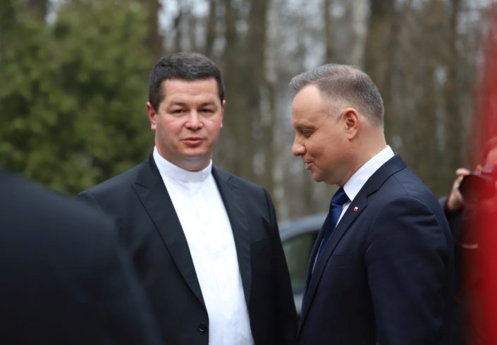 Prezydent Andrzej Duda i dyrektor Caritas Archidiecezji Krakowskiej ks. Tomasz Stec