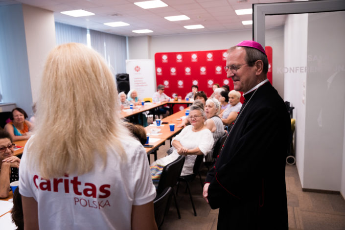 Przewodniczący Episkopatu abp Tadeusz Wojda SAC w Centrum Pomocy Migrantom i Uchodźcom w Warszawie