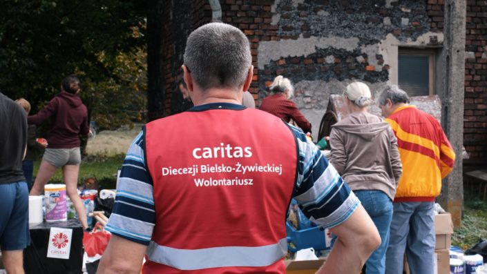 Wolontariusze Caritas pomagają powodzianom