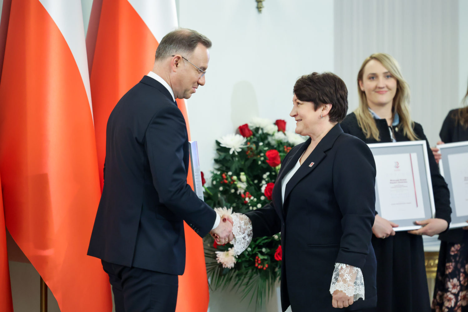 Małgorzata Jarosz – Jarszewska, zastępca Dyrektora Caritas Polska odbiera Nagrodę. Fot. fot. Łukasz Błasikiewicz/KPRP