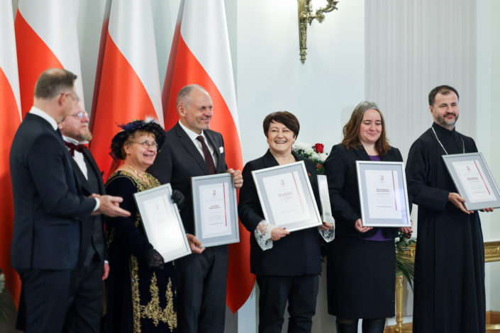 Laureaci z Prezydentem RP. Fot. fot. Łukasz Błasikiewicz/KPRP