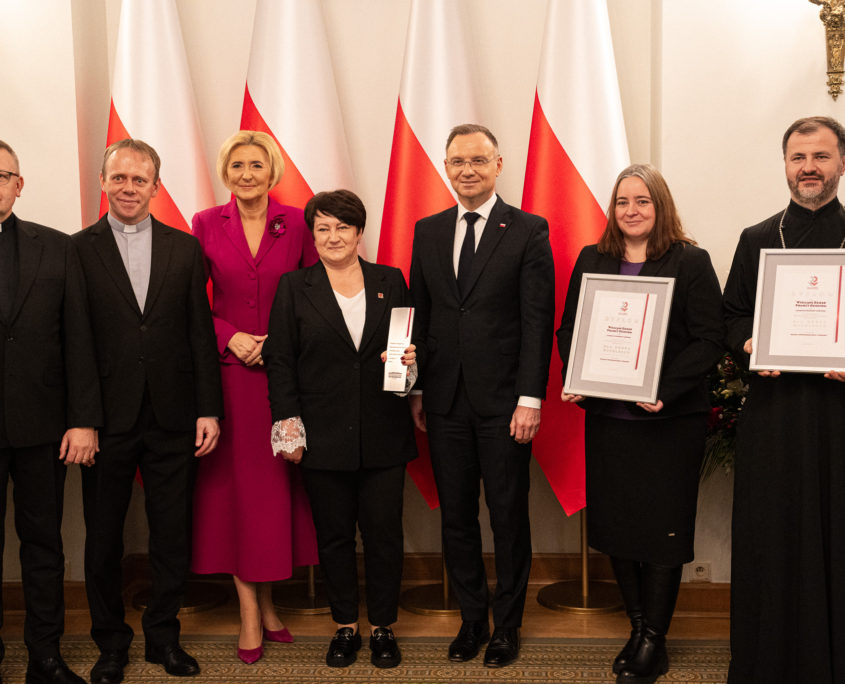 Małgorzata Jarosz – Jarszewska, zastępca Dyrektora Caritas Polska odbiera Nagrodę